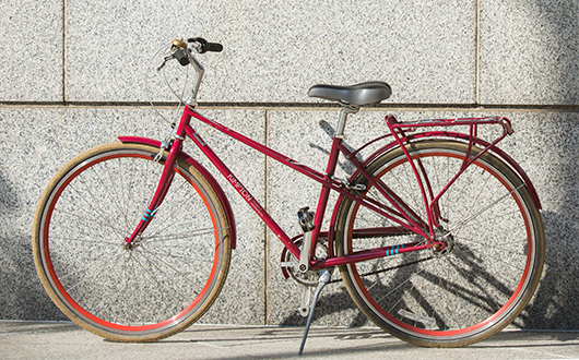 Kimpton bicycle and man’s legs against Washington Monument